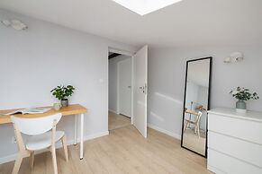 Apartment With 2 Desks by Renters