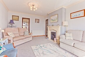 Lothlorien in Grange-over-sands With Bay Views