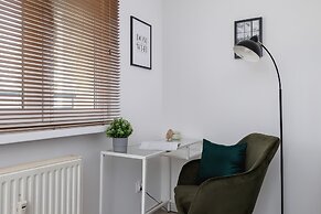 Studio With Desk in Katowice by Renters