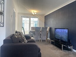 4 Bed Comfy House in Birmingham