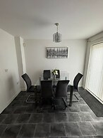 Home Sleeps5-netflix-parkg-near City Center/etihad