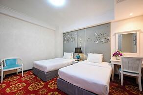 California Saigon Hotel & Rooftop Pool