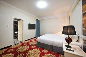 California Saigon Hotel & Rooftop Pool