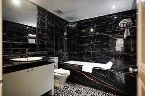 California Saigon Hotel & Rooftop Pool