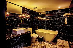 California Saigon Hotel & Rooftop Pool