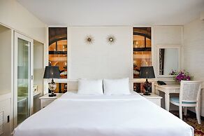 California Saigon Hotel & Rooftop Pool