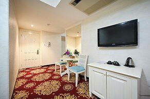 California Saigon Hotel & Rooftop Pool