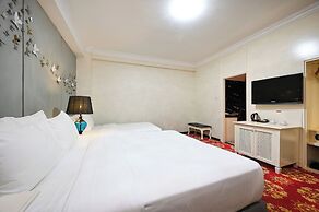 California Saigon Hotel & Rooftop Pool