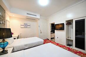 California Saigon Hotel & Rooftop Pool