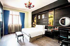 California Saigon Hotel & Rooftop Pool