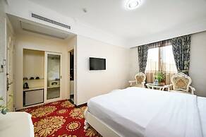 California Saigon Hotel & Rooftop Pool