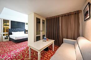 California Saigon Hotel & Rooftop Pool