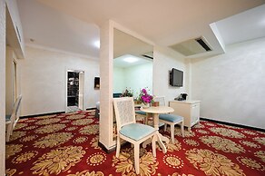 California Saigon Hotel & Rooftop Pool