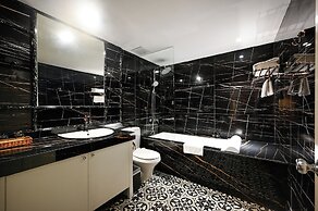 California Saigon Hotel & Rooftop Pool