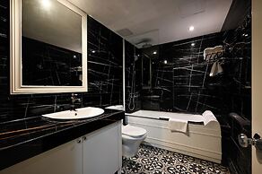 California Saigon Hotel & Rooftop Pool