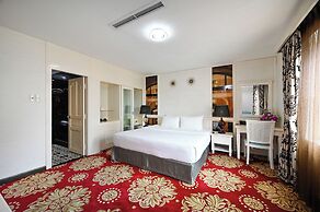 California Saigon Hotel & Rooftop Pool