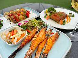 California Saigon Hotel & Rooftop Pool