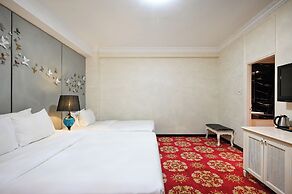 California Saigon Hotel & Rooftop Pool