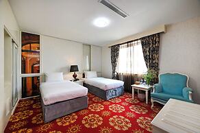 California Saigon Hotel & Rooftop Pool