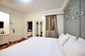 California Saigon Hotel & Rooftop Pool