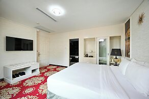 California Saigon Hotel & Rooftop Pool