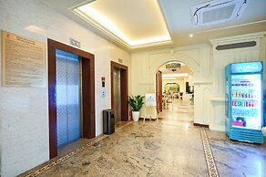 California Saigon Hotel & Rooftop Pool