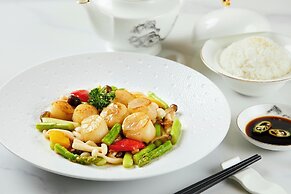 California Saigon Hotel & Rooftop Pool