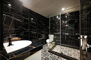 California Saigon Hotel & Rooftop Pool