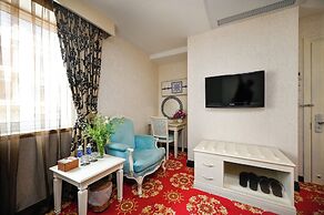 California Saigon Hotel & Rooftop Pool