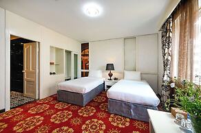 California Saigon Hotel & Rooftop Pool