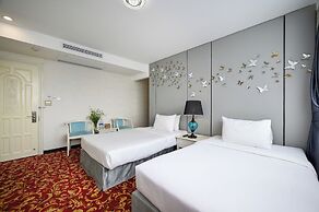 California Saigon Hotel & Rooftop Pool