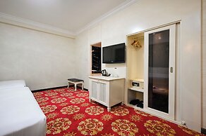 California Saigon Hotel & Rooftop Pool