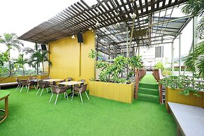 California Saigon Hotel & Rooftop Pool