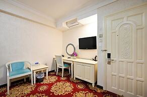 California Saigon Hotel & Rooftop Pool