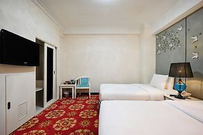 California Saigon Hotel & Rooftop Pool