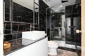 California Saigon Hotel & Rooftop Pool