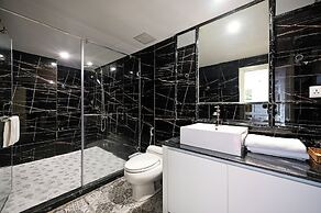 California Saigon Hotel & Rooftop Pool