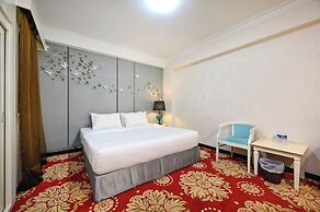 California Saigon Hotel & Rooftop Pool