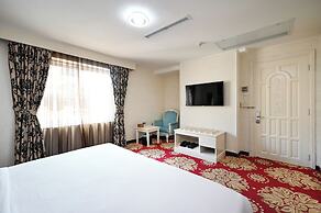 California Saigon Hotel & Rooftop Pool