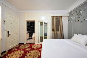 California Saigon Hotel & Rooftop Pool