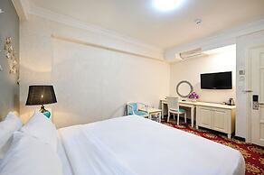 California Saigon Hotel & Rooftop Pool