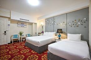 California Saigon Hotel & Rooftop Pool