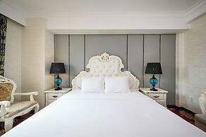 California Saigon Hotel & Rooftop Pool