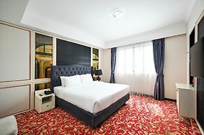 California Saigon Hotel & Rooftop Pool