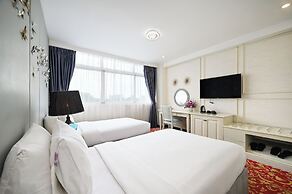 California Saigon Hotel & Rooftop Pool