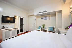 California Saigon Hotel & Rooftop Pool