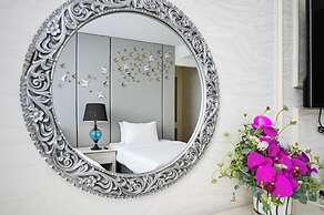 California Saigon Hotel & Rooftop Pool