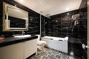 California Saigon Hotel & Rooftop Pool