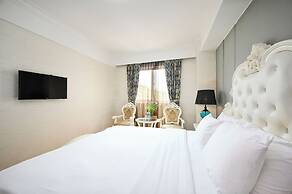 California Saigon Hotel & Rooftop Pool