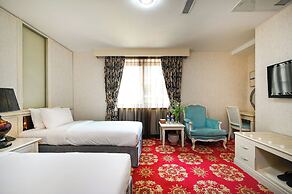 California Saigon Hotel & Rooftop Pool